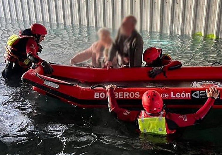 Un conductor se salta la prohibición de pasar por un túnel anegado de León y queda atrapado